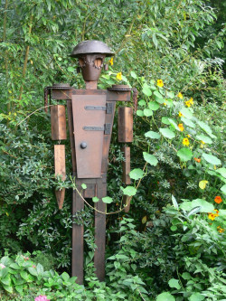 Guter Krieger
Fest im Boden verankert, die Waffe in den Busch geworfen, von Blumen umrankt Winfried Gille Guter Krieger